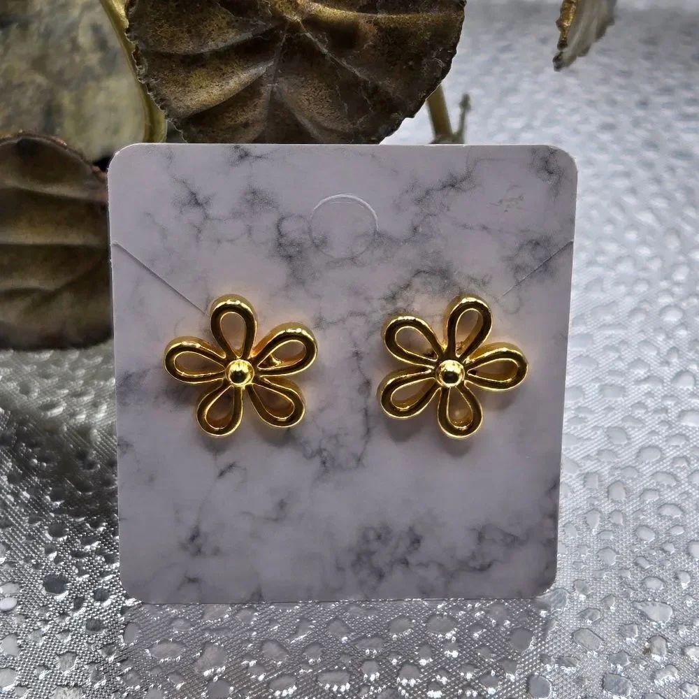 "5/$40" Daisy Flower Gold Tone Post Stud Earrings